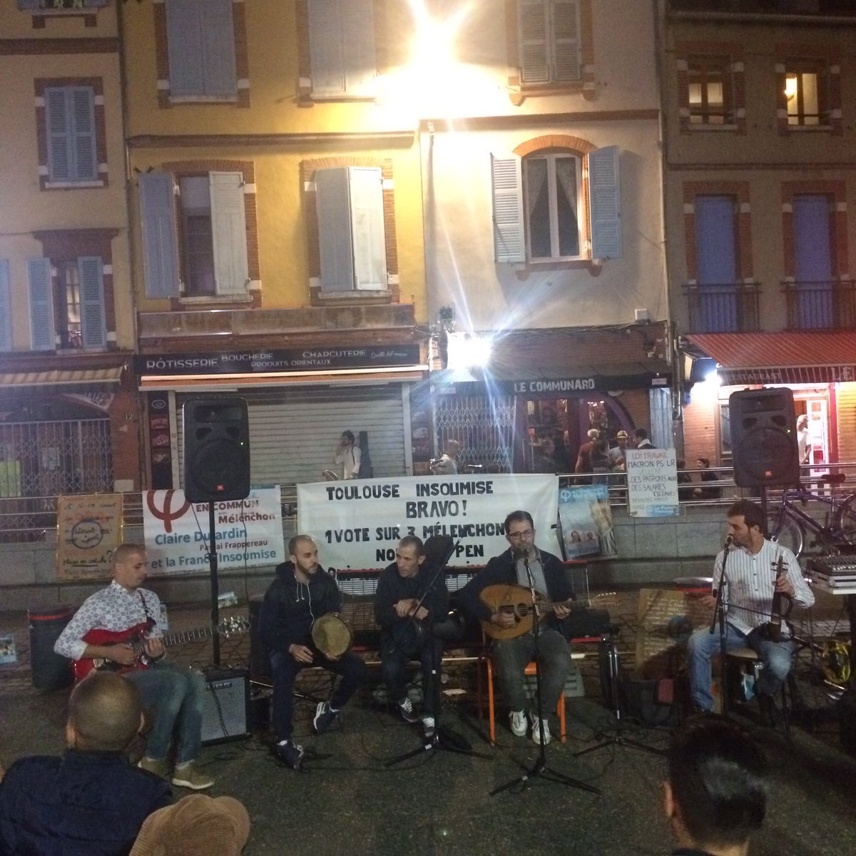 FiCirco3101's tweet photo. Le groupe l'Orient Express en #concert place #ArnaudBernard #Toulouse #Franceinsoumise #Toulouseinsoumise #fi31 #Circo3101 https://t.co/sEeMPTJPWZ