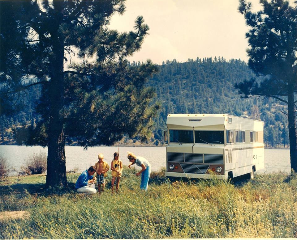 oregonrv123's tweet photo. Spending time with your loved ones never gets old! What memories do you have of family vacations in your RV? #TBT https://t.co/iZeHRK0JMX