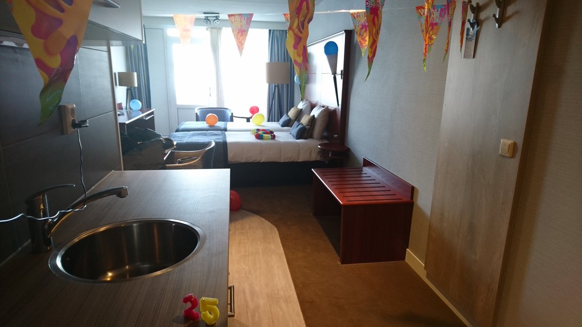 AnniekMedicine's tweet photo. Let's celebrate my birthday at midnight! #DEMC17 #seh #egmondaanzee #hotelzuiderduin #deschelp #tswintje #nvsha https://t.co/IA3luvLAF1