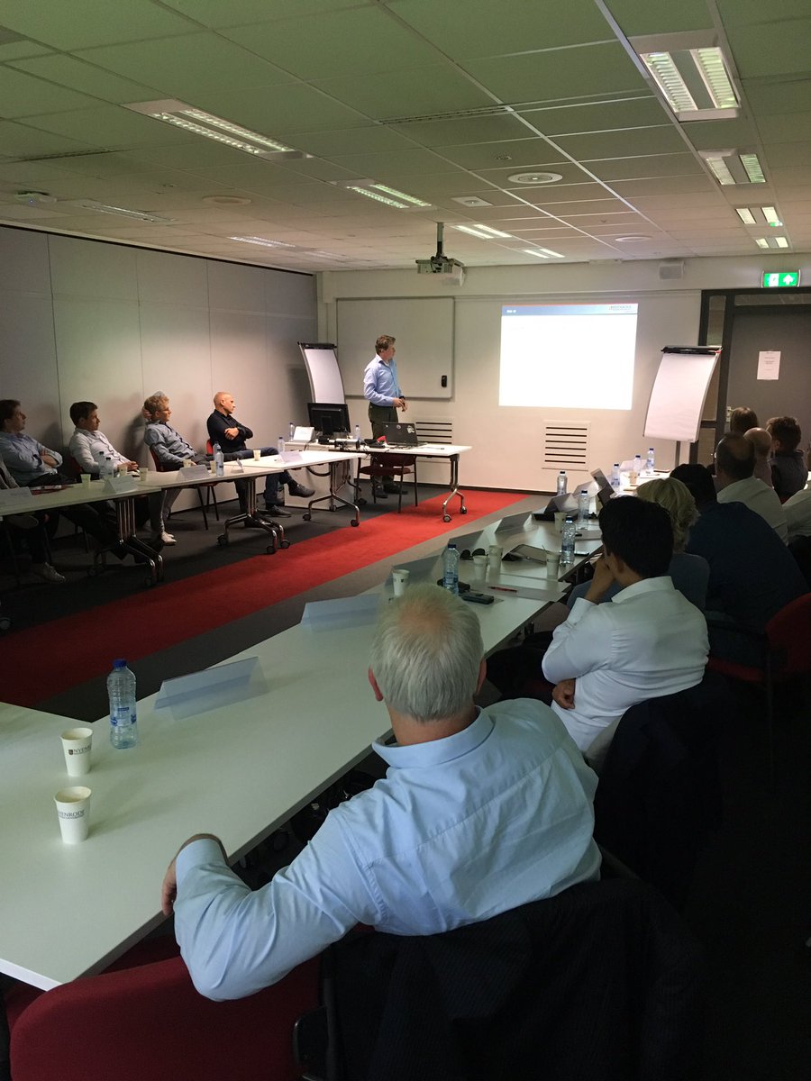 rhode4change's tweet photo. Dynamisch interactief #hands-on #college #bigdata #prototyperen @NyenrodeBU met @vanheemstra @robwijhenke! https://t.co/JtyNeVTboR