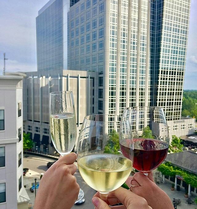 Level7RoofBar's tweet photo. ๐ท by @thedartmouthnh. Thanks for joining us at #Level7 for after work drinks. See you again today? #livenh #raleighapartments #walkability https://t.co/FB49HWLDg4