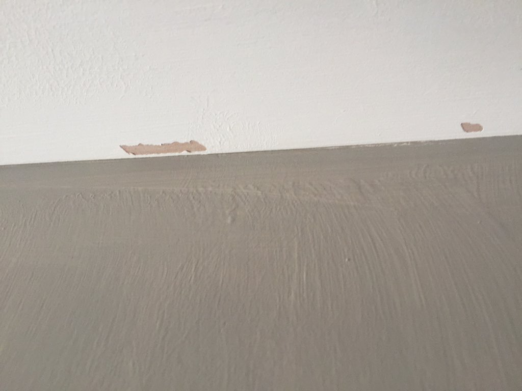 sofia_lilly's tweet image. .@FrogTape what am I doing wrong? Straightish line but you pulled all my white paint off - Advice?