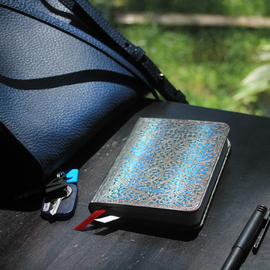 paperblanks's tweet photo. Small enough for any purse, pocket or pouch. #18MonthPlanner https://t.co/3RyJkrKdUB