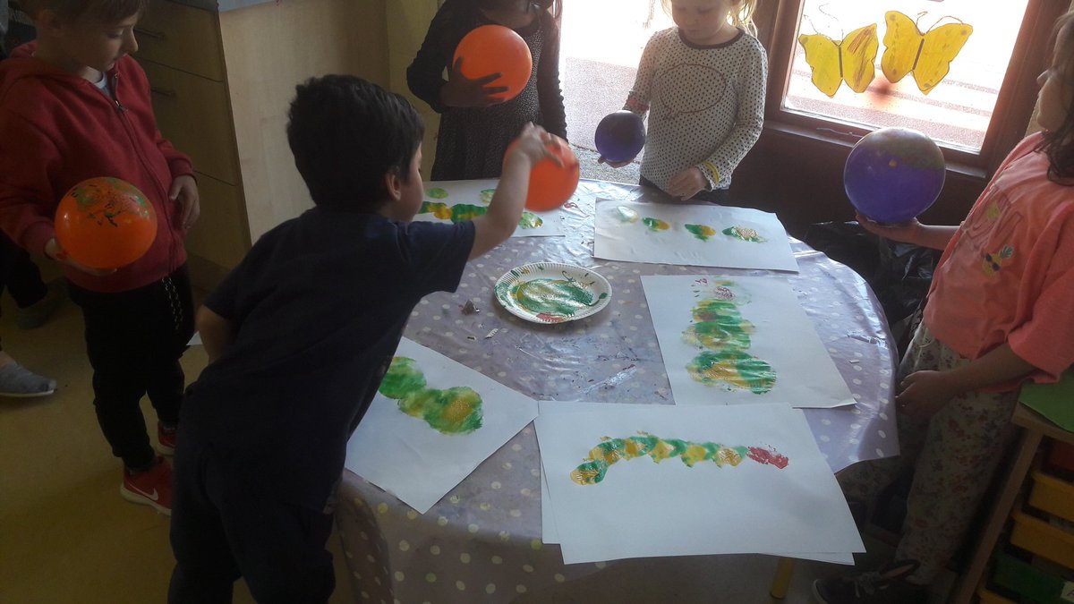 GetnsjiInfants's tweet photo. Getting #creative and making #caterpillars with balloons and paint! #CMschool #changemakerskill https://t.co/rTZHb4JCmS