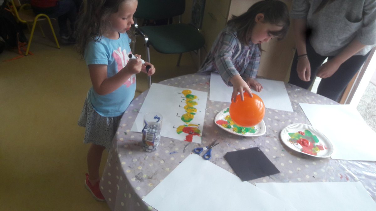 GetnsjiInfants's tweet photo. Getting #creative and making #caterpillars with balloons and paint! #CMschool #changemakerskill https://t.co/rTZHb4JCmS