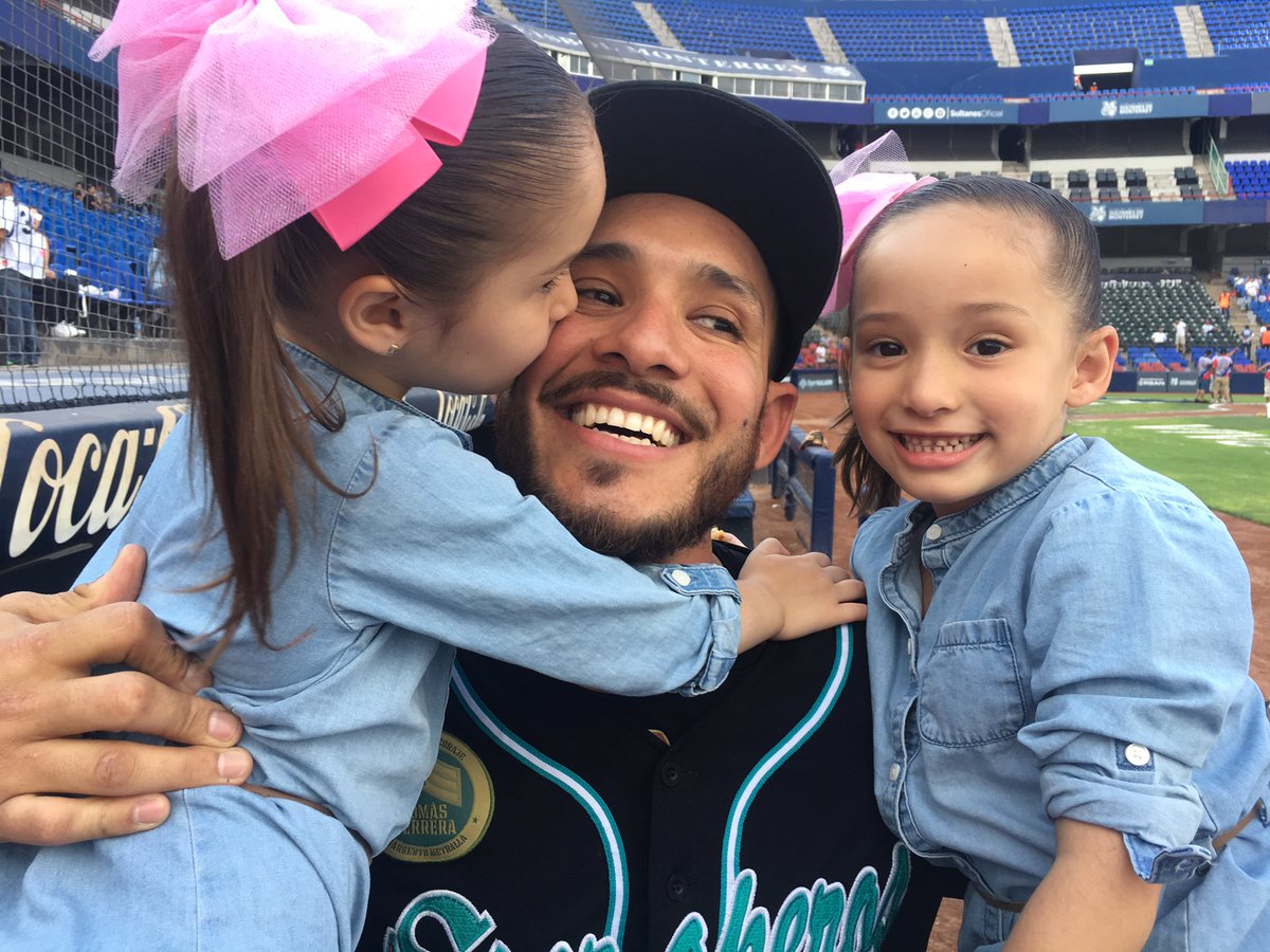 RuizBrianda's tweet photo. Donde se encuentra mejor .. apoyo? Motivación? Amor? Soporte? Simplemente mejores fans? .. en ninguna parte más que en casa! #teamDRod https://t.co/SI8QHS1udW