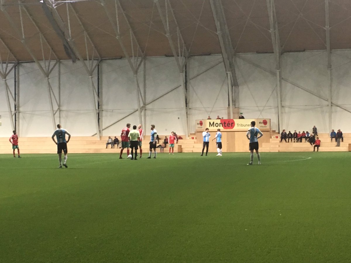Magnekydland's tweet photo. Dagens godbit. @SKVedavaag mot @LeirvikBK i Storhall Karmøy #5div4 https://t.co/h6d8BrsLAe