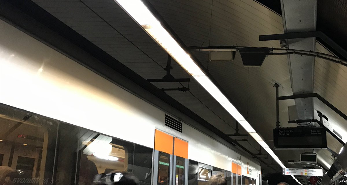 nora_kost's tweet image. Y este tren a donde va? #rod #renfe #sinpantalla #perdidoenbarcelona #spainisdifferent #barcelona