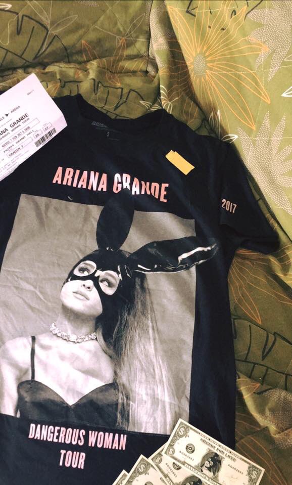 LaurieTum's tweet photo. @ArianaGrande Yesterday's memory of my sister #DangerousWomanTourParis @Elodie_2404 https://t.co/1JiTNMNcBd