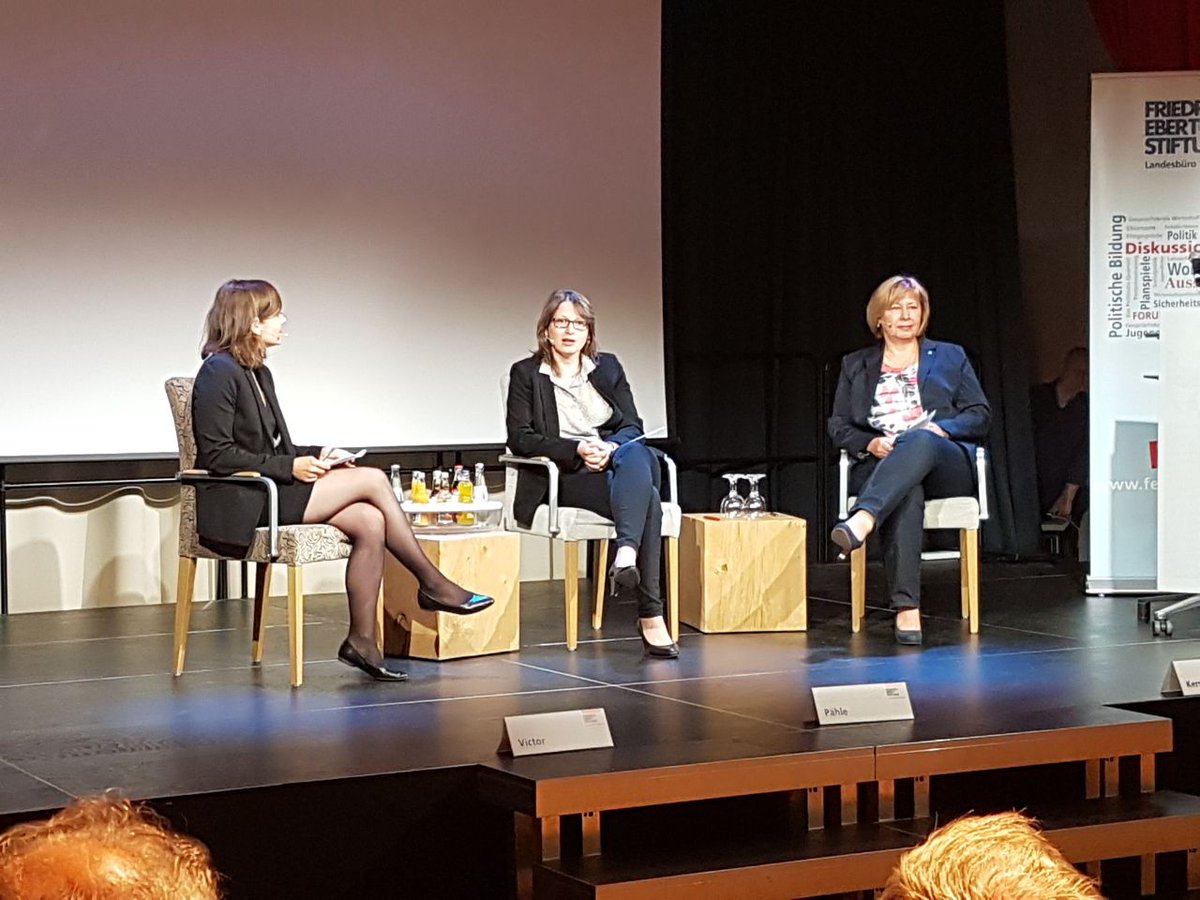 .<a href="/KatjaPaehle/">Dr. Katja Pähle</a> bei der <a href="/FESonline/">Friedrich-Ebert-Stiftung</a> in Havelberg im Gespräch mit @kermer_marina über Distanz zum Wähler: "Politik muss sich in Bewegung setzen"