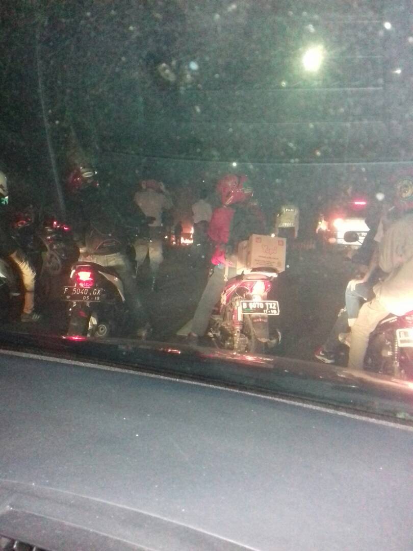 00.20: Angkutan umum terbakar di  Jl. Raya Pemda, Cibinong, Bogor, Jabar dan lalin macet. (P. Afrizal) #ElshintaNewsAndTalk