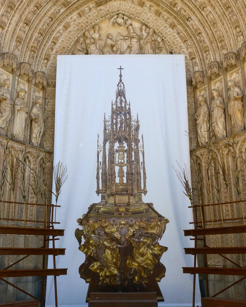 Visitoledo's tweet photo. ¡La puerta del Perdón ya está preparada para la ofrenda floral!

#Toledo #VisiToledo #Corpus2017 https://t.co/AhRK3JDqkO