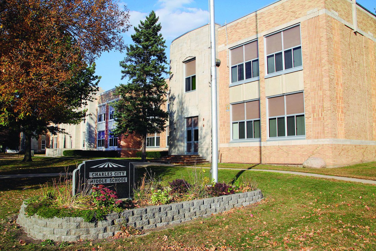 CCPress's tweet image. Public hearing Monday may be last chance Charles City residents have to influence future of former middle school. goo.gl/vD3bJe
