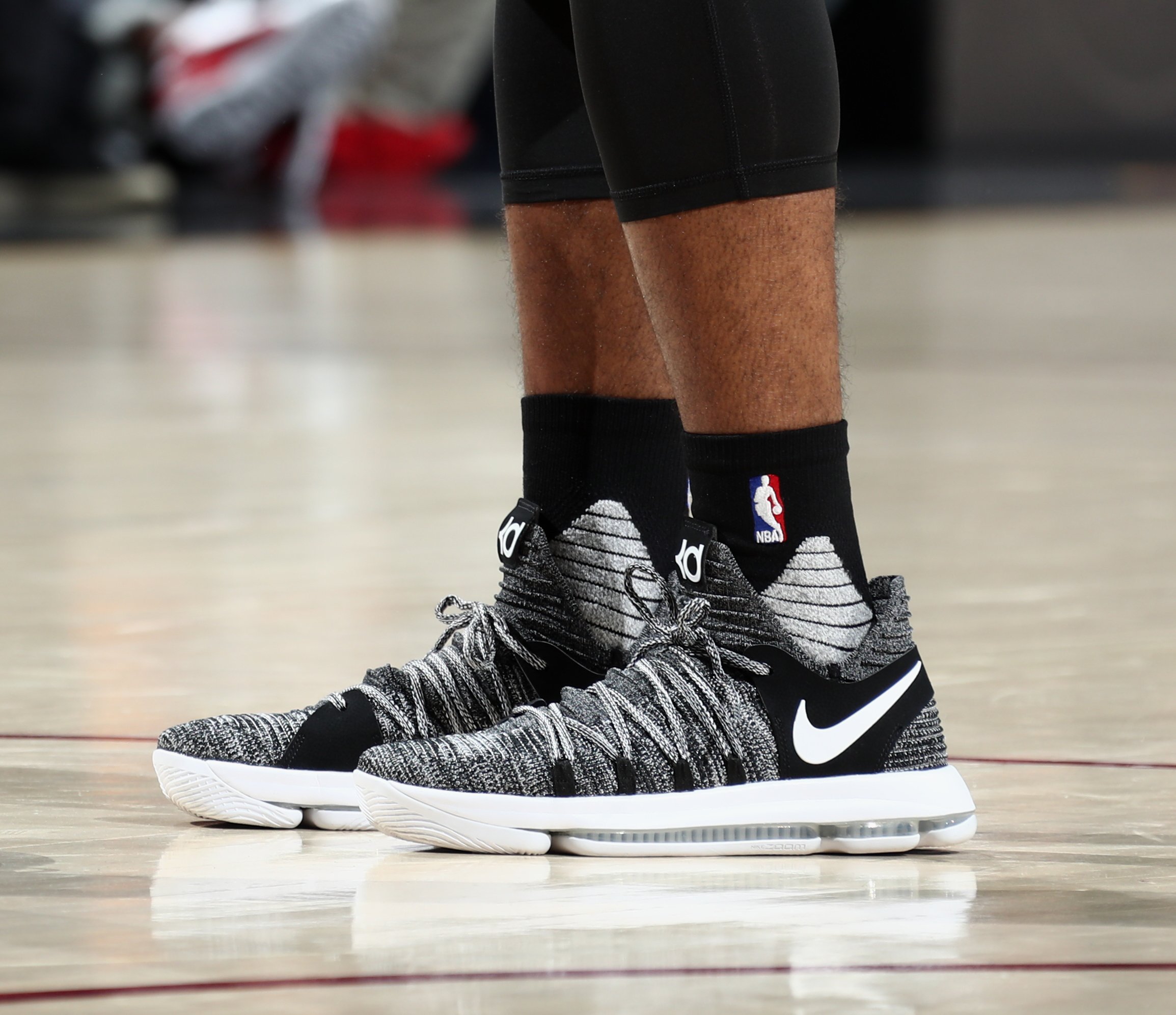 Barrio Amigo reducir B/R Kicks on Twitter: "Ian Clark in the Nike Zoom KD 10 "Oreo" for Game 3  vs. Cleveland #NBAFinals https://t.co/9Awv42wTN5" / Twitter