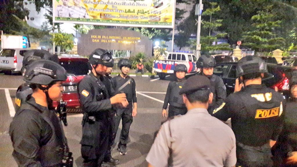 TMCPoldaMetro's tweet photo. 00:20 Team Eagle One @Restro_Jaksel pimpinan Iptu Agus Tohidin berikan APP kpd anggota persiapan Patroli Kewilayahan antisipasi street crime https://t.co/10QUkfuric