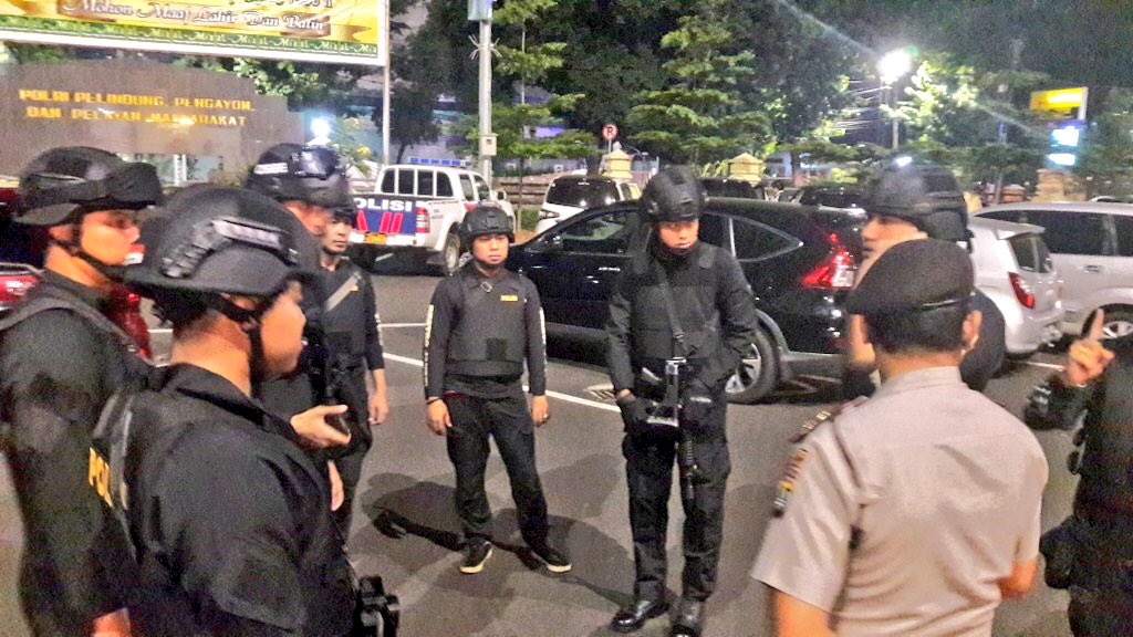 TMCPoldaMetro's tweet photo. 00:20 Team Eagle One @Restro_Jaksel pimpinan Iptu Agus Tohidin berikan APP kpd anggota persiapan Patroli Kewilayahan antisipasi street crime https://t.co/10QUkfuric