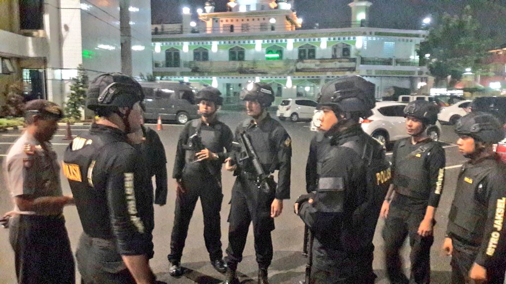 00:20 Team Eagle One @Restro_Jaksel pimpinan Iptu Agus Tohidin berikan APP kpd anggota persiapan Patroli Kewilayahan antisipasi street crime