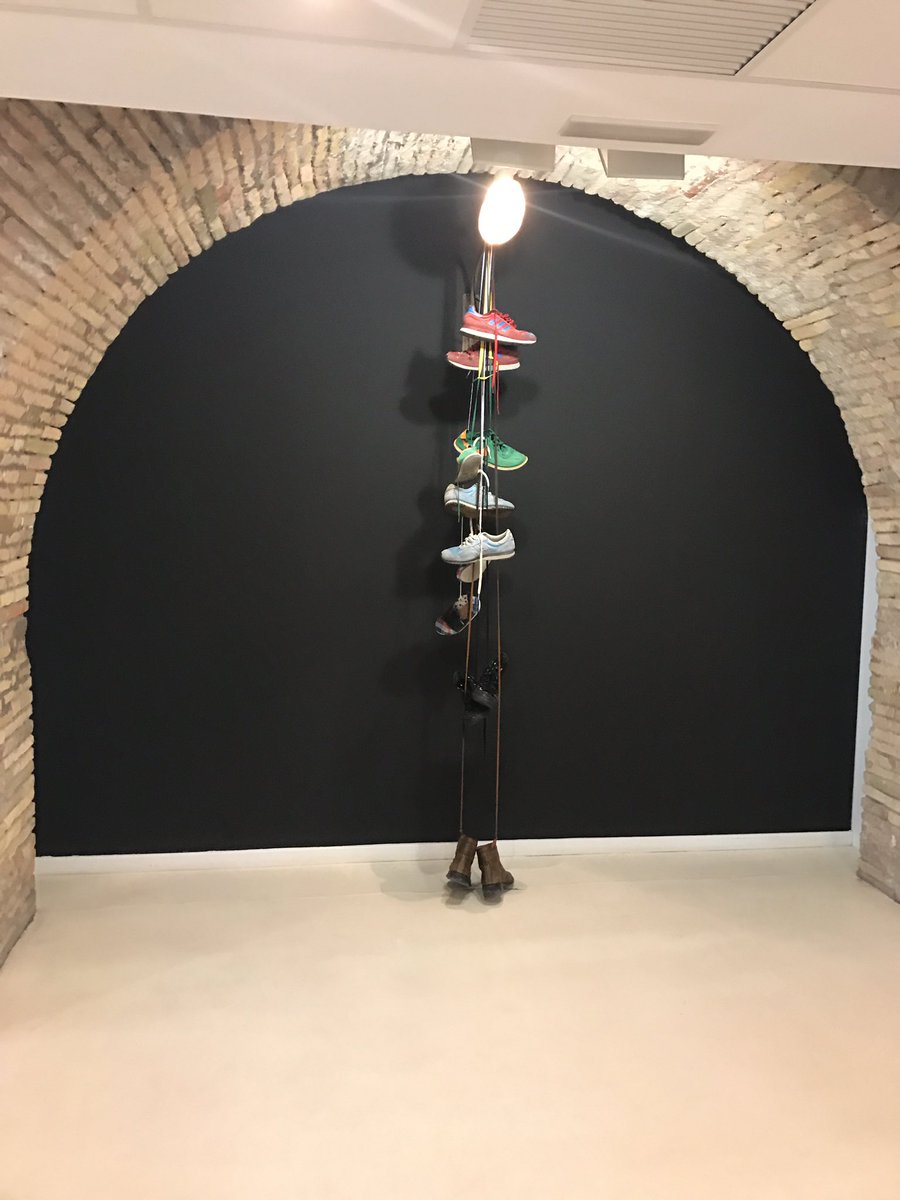 Entre sus influencias está el surrealismo, el arte pop, el arte contemporánea. 
Ven a ver "Shoes" de <a href="/crucesestudio/">Lalo Cruces</a> en #CórnerMiz