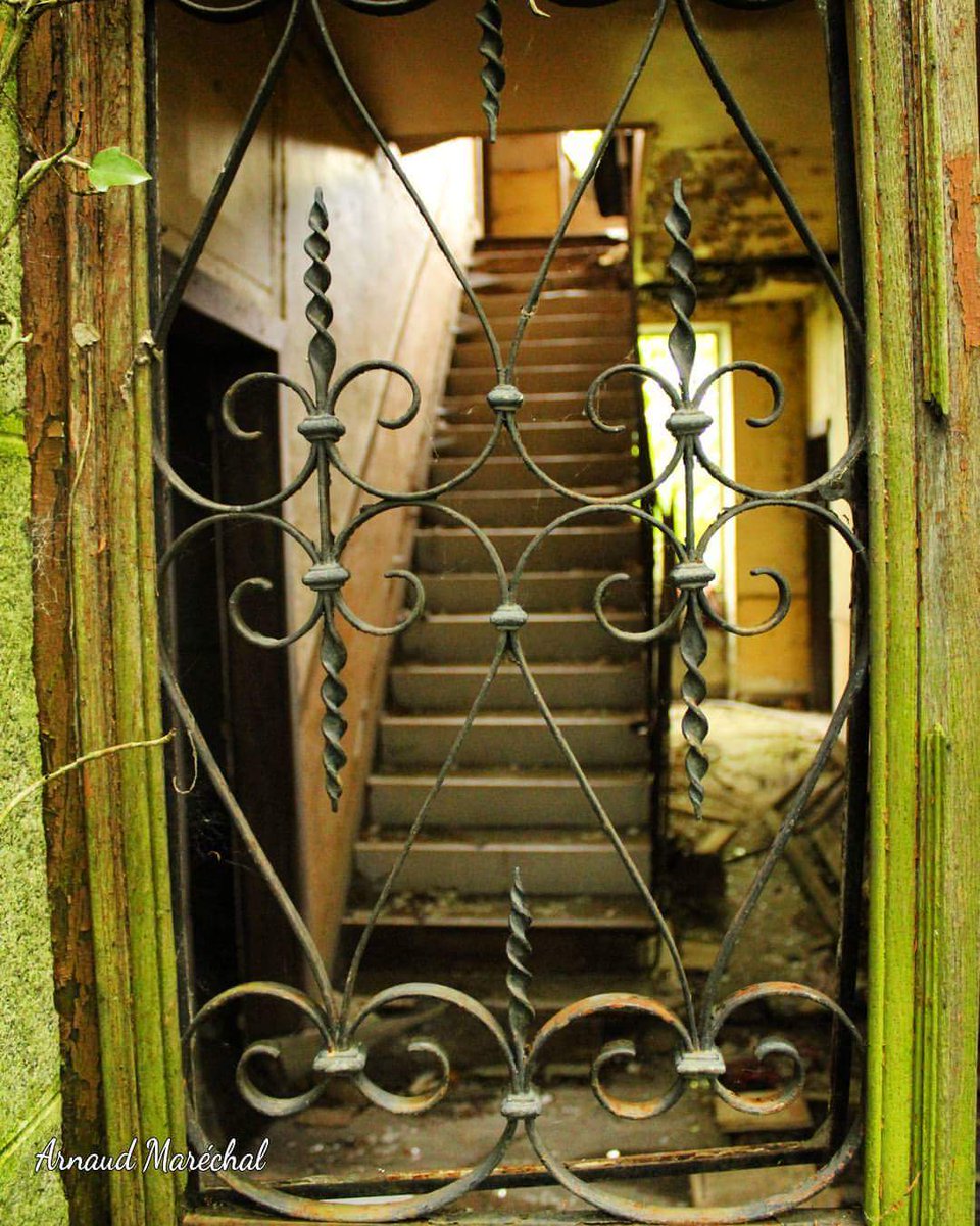Marech13's tweet photo. Bienvenue au pays désenchanté.

#welcome #bienvenue #maison #house #porte #door #creuse #limousin #nouvelleaquitaine #stair #step https://t.co/fLD0jAp4x5