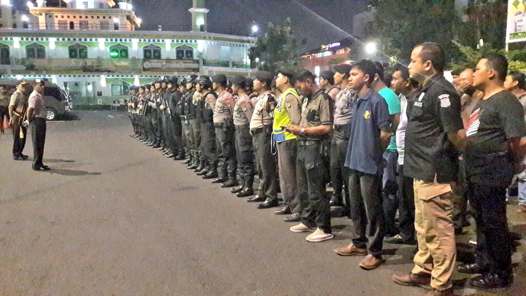 TMCPoldaMetro's tweet photo. 00:27 Polres @Restro_Jaksel gelar Operasi Kepolsiaan Cipta kondisi antisipasi gangguan Kamtibmas (tawuran, geng motor, ormas anarkis, dll). https://t.co/TZrfzMuQe5
