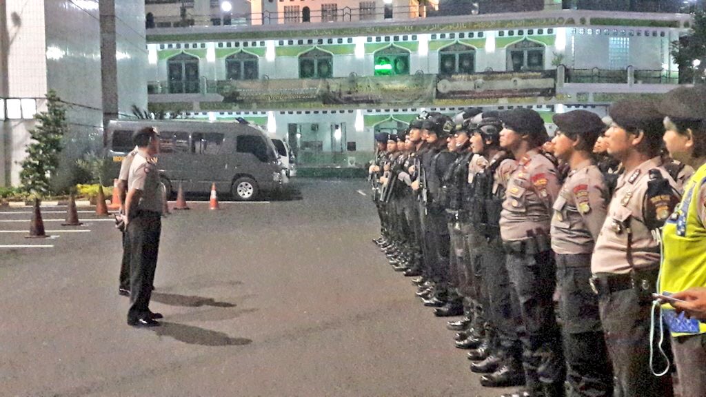 00:27 Polres @Restro_Jaksel gelar Operasi Kepolsiaan Cipta kondisi antisipasi gangguan Kamtibmas (tawuran, geng motor, ormas anarkis, dll).