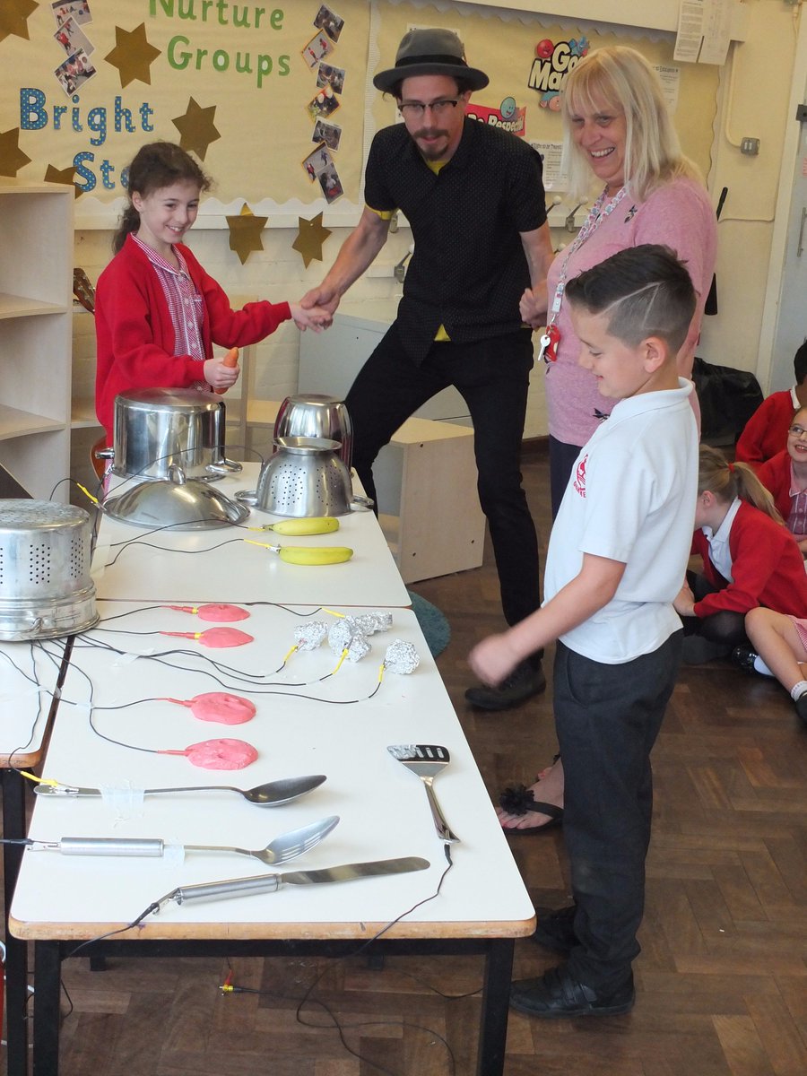 oakmereprimary's tweet image. Another truly awesome Oakfest. Thanks @earleycreative @thomasbills @eteesalloneword @TamsynTweetie for sharing your joy with us!