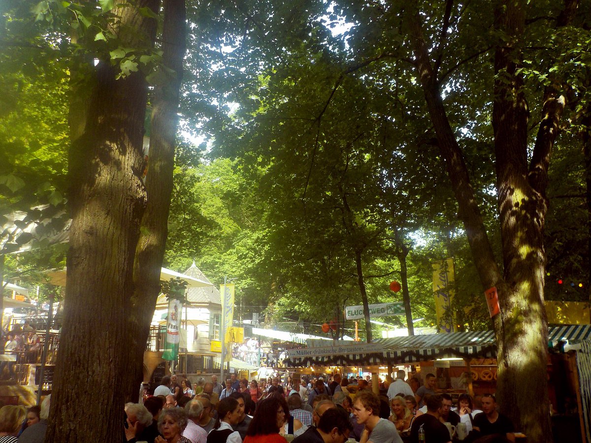 LePoissonMusic's tweet photo. Super-cool family day #Entlas @bergkirchweih @Erlangen_de #Bergkirchweih #Berg #berch #Berg17 #erlangenshots #derbergruft ☀️ https://t.co/0LfZWnSyUI