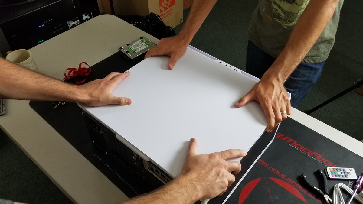 CoalitionTechYT's tweet photo. Lay it down to get all four hands on it, right @paulhardware ?
#AllFourHands #tech #gaming #pcgaming #youtube #awesomehardware #buildapc https://t.co/XnkKZNpJHL