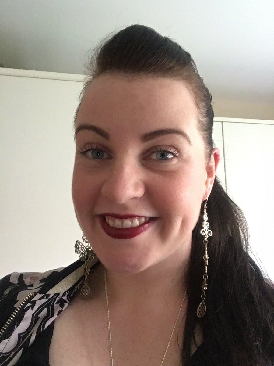 AmyMRoche's tweet photo. #arbonne Dahlia lipstick colour out tonight for show number 2! Have a fab evening! #veganmakeup #nevertestedonanimals #calamityjane https://t.co/XZfhBsueEd