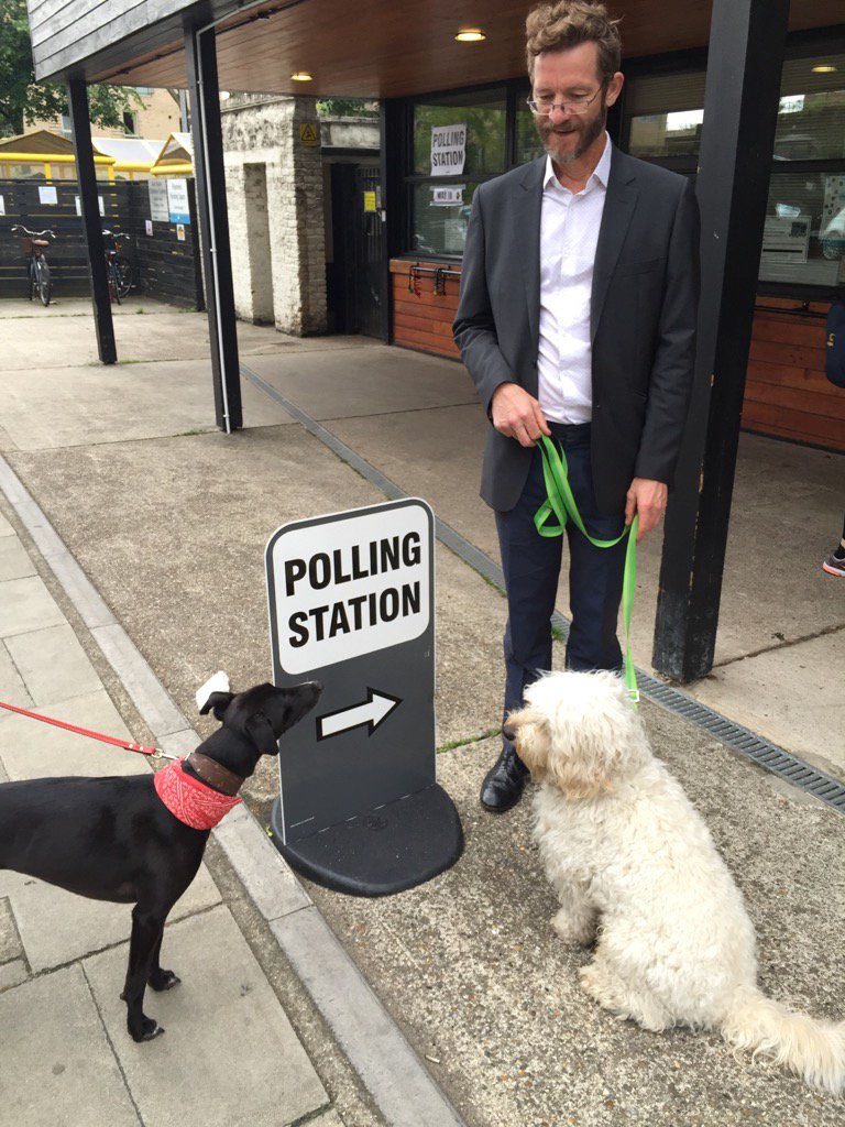 drmmrs's tweet photo. #dogsatpollingstations #Docsatpollingstations https://t.co/fQn3g8t30F
