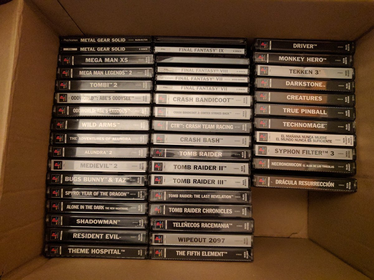 GoodbyePeggySue's tweet photo. #GAMEnostalgiaWIPEOUT 
Aquí va mi colección de psx, con el Wipeout, cómo no. Usamos tanto la PS1 y la PS2 que quemamos los lectores 😅 https://t.co/3Q0fAGIM3s