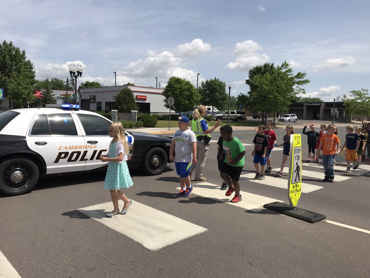 000Dave's tweet image. Huge thanks to Officer Jenni for making sure @ISD911 students can cross safely! #TheBluejacketWay @cambridgemned #ThankAnOfficer