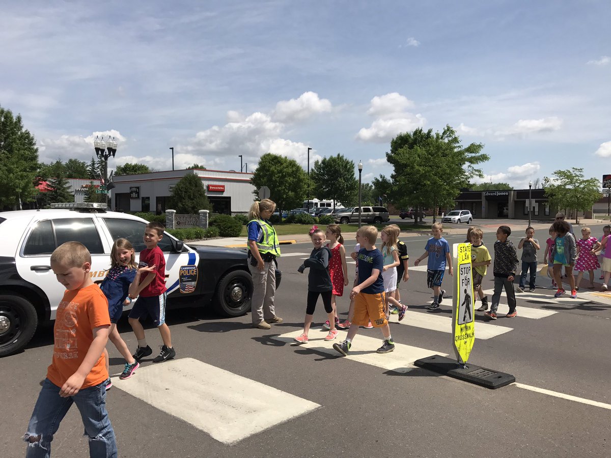 000Dave's tweet image. Huge thanks to Officer Jenni for making sure @ISD911 students can cross safely! #TheBluejacketWay @cambridgemned #ThankAnOfficer
