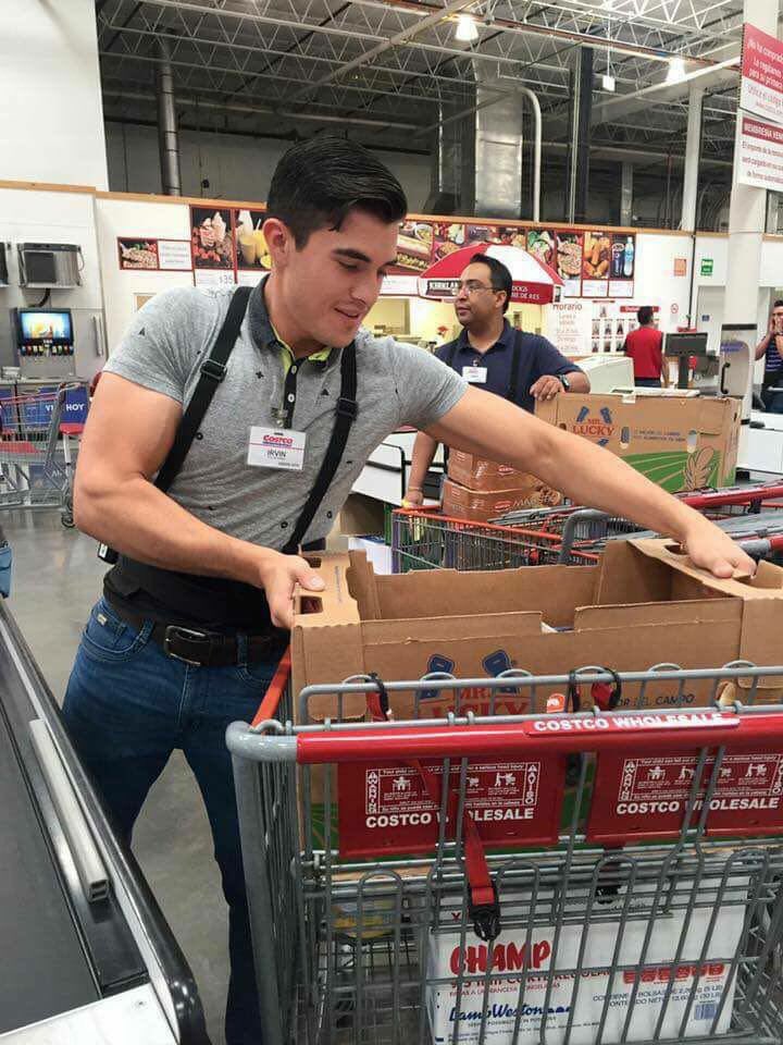 Conoce al sexy cajero de Costco Irvin Villatoro ¡Vamos por la despensa