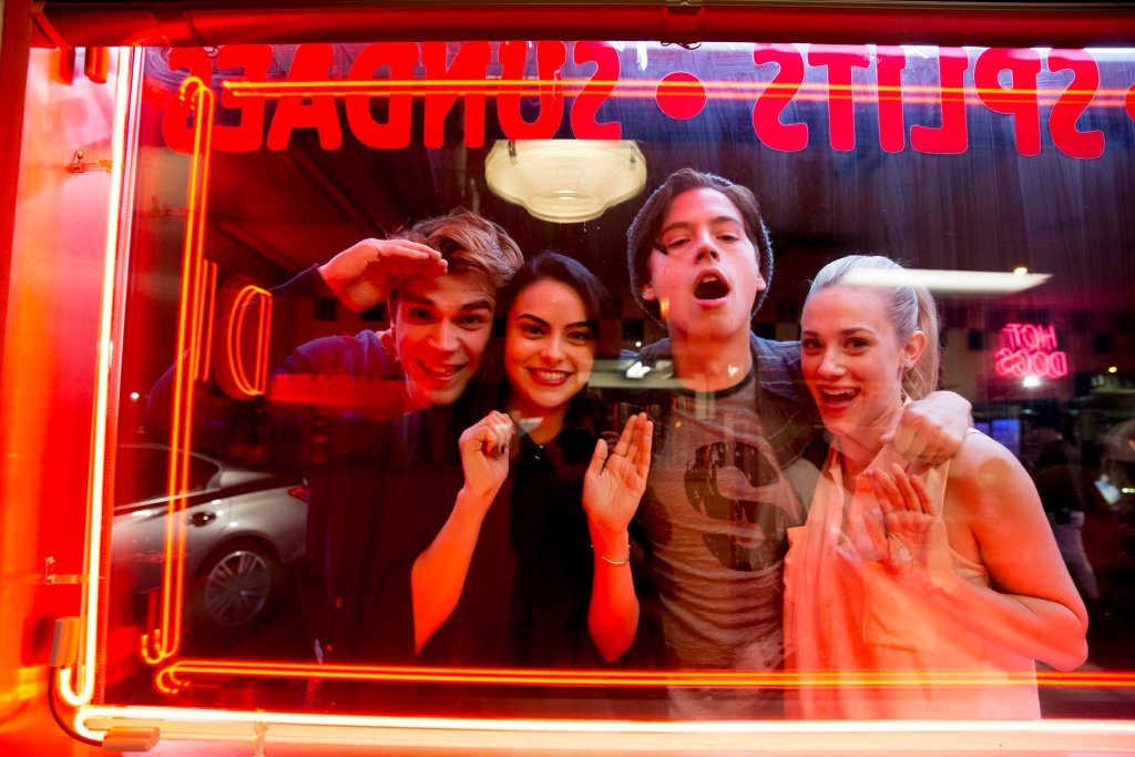 ArchieComics's tweet image. #Riverdale Season 2 premieres Wednesday, October 11th at 8pm on The CW!