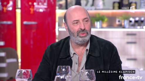 cavousf5's tweet photo. "Le vin est fédérateur. Ce n'est pour rien qu'on ramène une bouteille chez les amis" Cédric Klapisch #CàVous https://t.co/K35XaN39zc