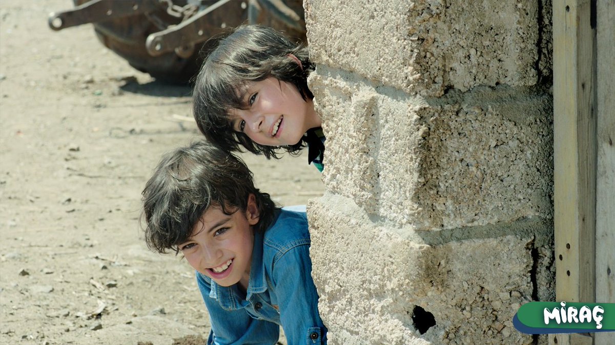 Kəndin imamını dua oxuyarkən görən Yusuf ilə Ali, imamın Ahmet ilə danışdığını zənn edərlər və imam olmağa qərar verərlər.
#Miraç Kinolarda!