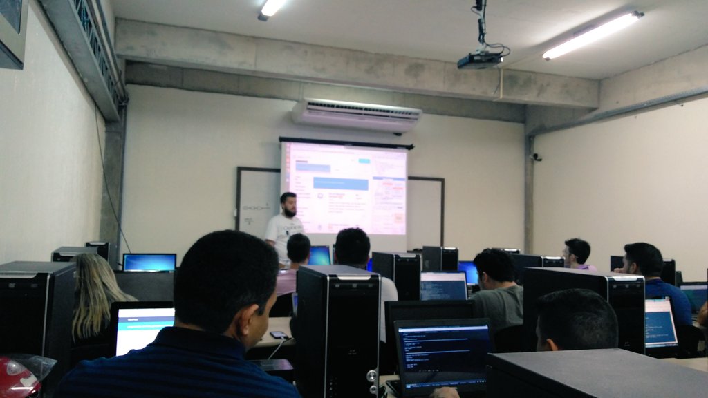 ericleribertson's tweet image. &quot;Construa um Web Crawler com o framework Scrapy&quot;, por @GilenoFilho na #PyNe2017