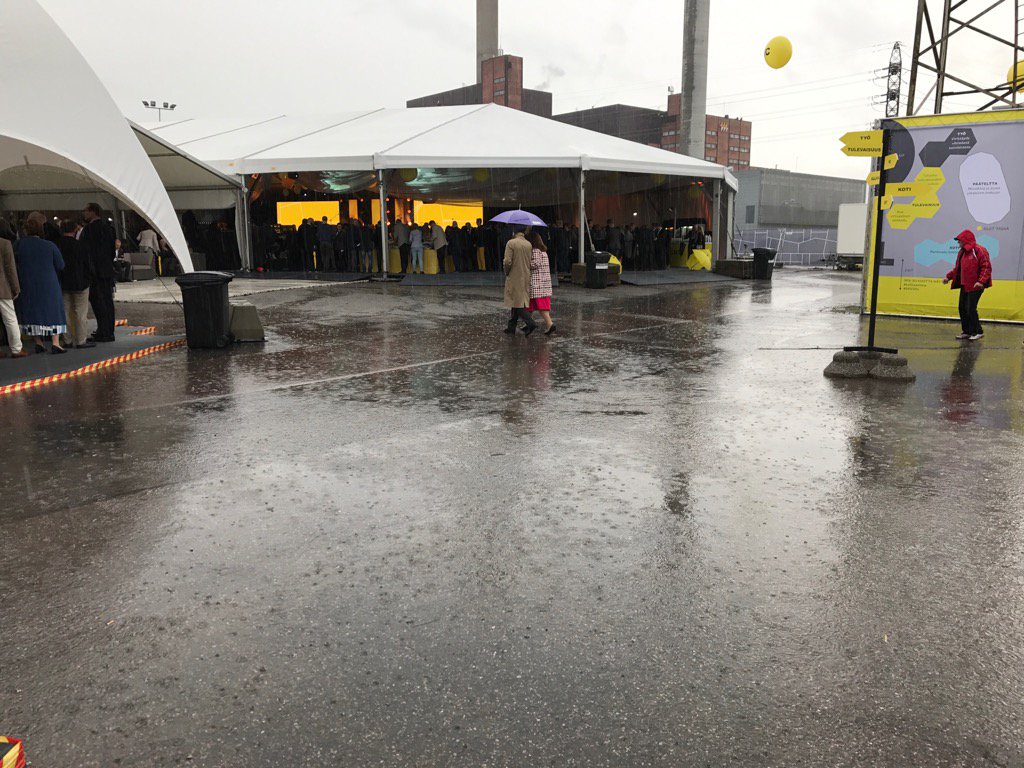 MVuoripuro's tweet photo. Illan tunnusbiisi: Ei tippa tapa ja ämpäriin ei huku... Onneksi #SRV30 on tottunut voittamaan vaikeatkin olosuhteet! https://t.co/3asauZaqFN
