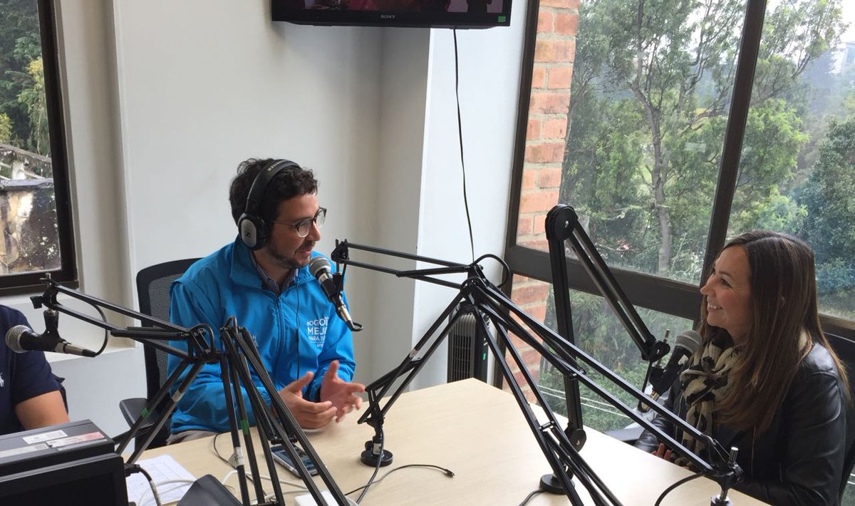 dcRadioBogota's tweet photo. @darcyquinnr saluda al @Director_IDPAC y nos visita en el estudio de @dcRadioBogota para acompañarnos en la celebración. #DcRadio8Años https://t.co/yep0YvDrRP