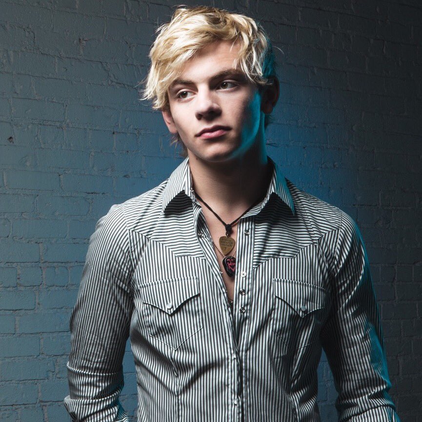 riverdaleslut's tweet photo. rumors circulating that ross lynch will play betty's long lost brother and dove cameron will be casted as sabrina in #Riverdale https://t.co/ba9kt4tKWE