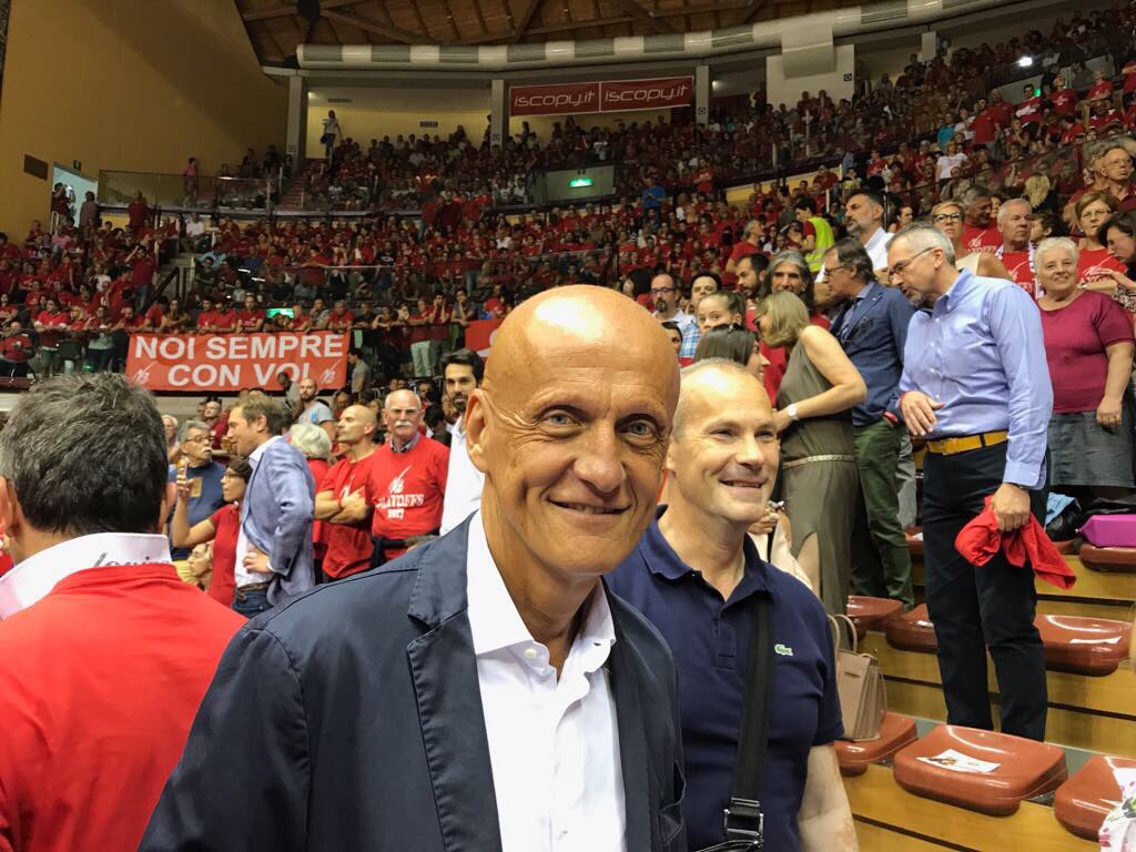 PallTrieste's tweet photo. Guardate un po' chi è venuto stasera all'#AlmaArena. Pierluigi #Collina! ⚽️🇮🇹 https://t.co/Bv7q2RP6wP
