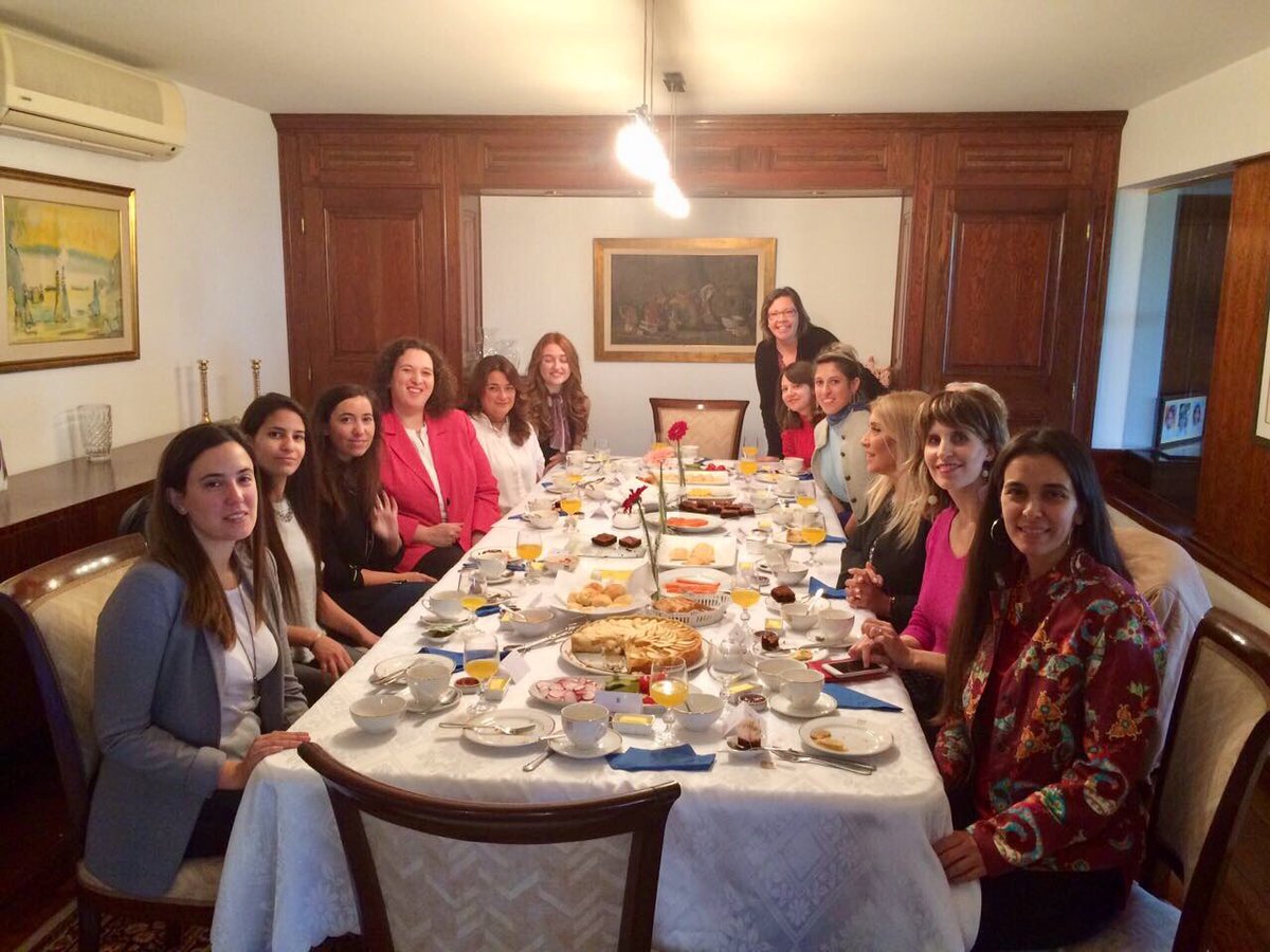 IsraelinUruguay's tweet image. La diseñadora israelí Danit Peleg comparte, en Uruguay, su experiencia en la creación de prendas en 3D #moda #moda3D