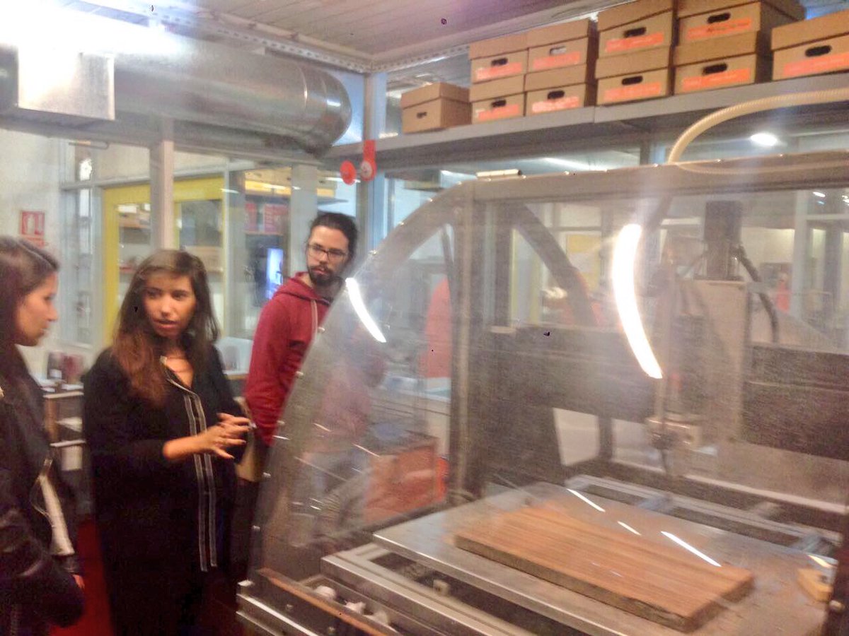 IsraelinUruguay's tweet image. La diseñadora israelí Danit Peleg comparte, en Uruguay, su experiencia en la creación de prendas en 3D #moda #moda3D