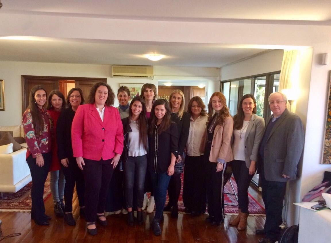 IsraelinUruguay's tweet image. La diseñadora israelí Danit Peleg comparte, en Uruguay, su experiencia en la creación de prendas en 3D #moda #moda3D