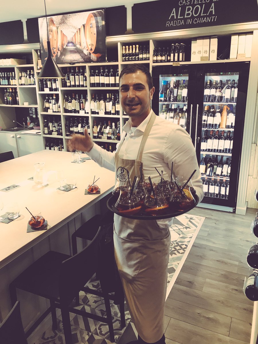 Alessio <a href="/ATavolaDeli/">A Tavola</a> introducing us to a delightfully light Negroni! #NegroniJourney <a href="/cocktailkate55/">Cocktail Kate</a> <a href="/GinJourney/">Gin Journey</a>