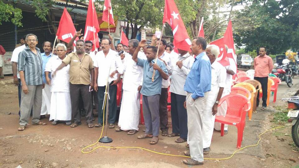tncpim's tweet photo. #SitaramYechury யை தாக்க முயன்ற #RSS யை கண்டித்து சிவகங்கையில் #CPIM ஆர்ப்பாட்டம் #StandWithYechury #RSSAfraidofCPM https://t.co/yDiaWfYcnR