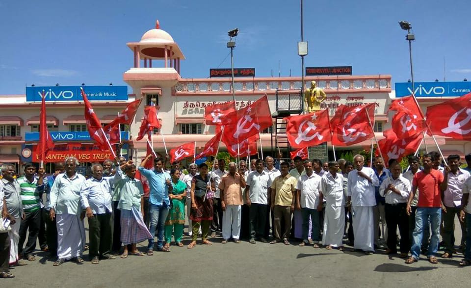 tncpim's tweet photo. #SitaramYechury யை தாக்க முயன்ற #RSS யை கண்டித்து நெல்லையில் #CPIM ஆர்ப்பாட்டம் #StandWithYechury #RSSAfraidofCPM https://t.co/1BLke3gLfj