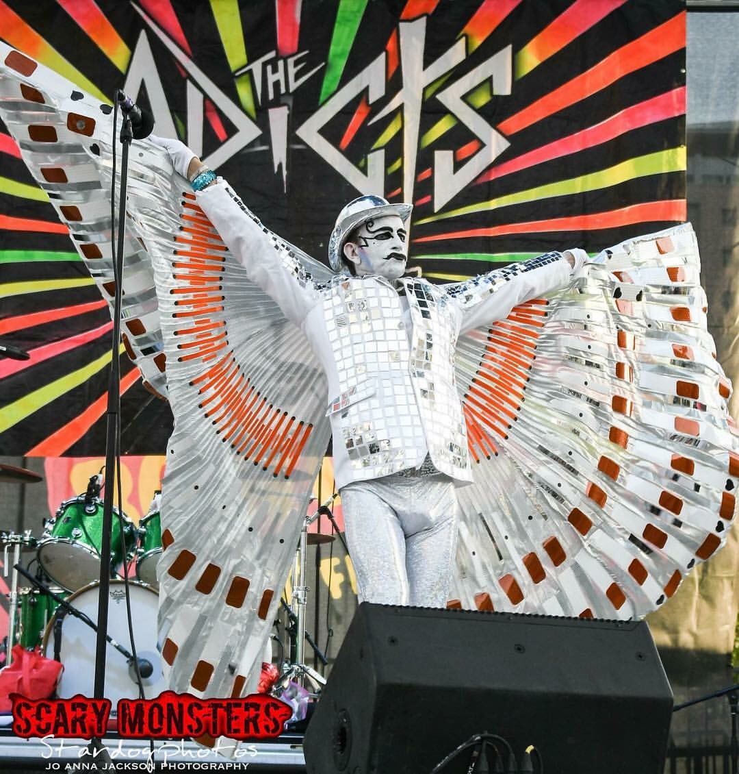 ScaryMonstersLV's tweet photo. @TheAdicts #keithwarren make an entrance at @punkrockbowling #prb2017 #prb #punkrock #punkrockbowling2017 #scarymonstersmusic #LasVegas https://t.co/fFV3nx9eQY