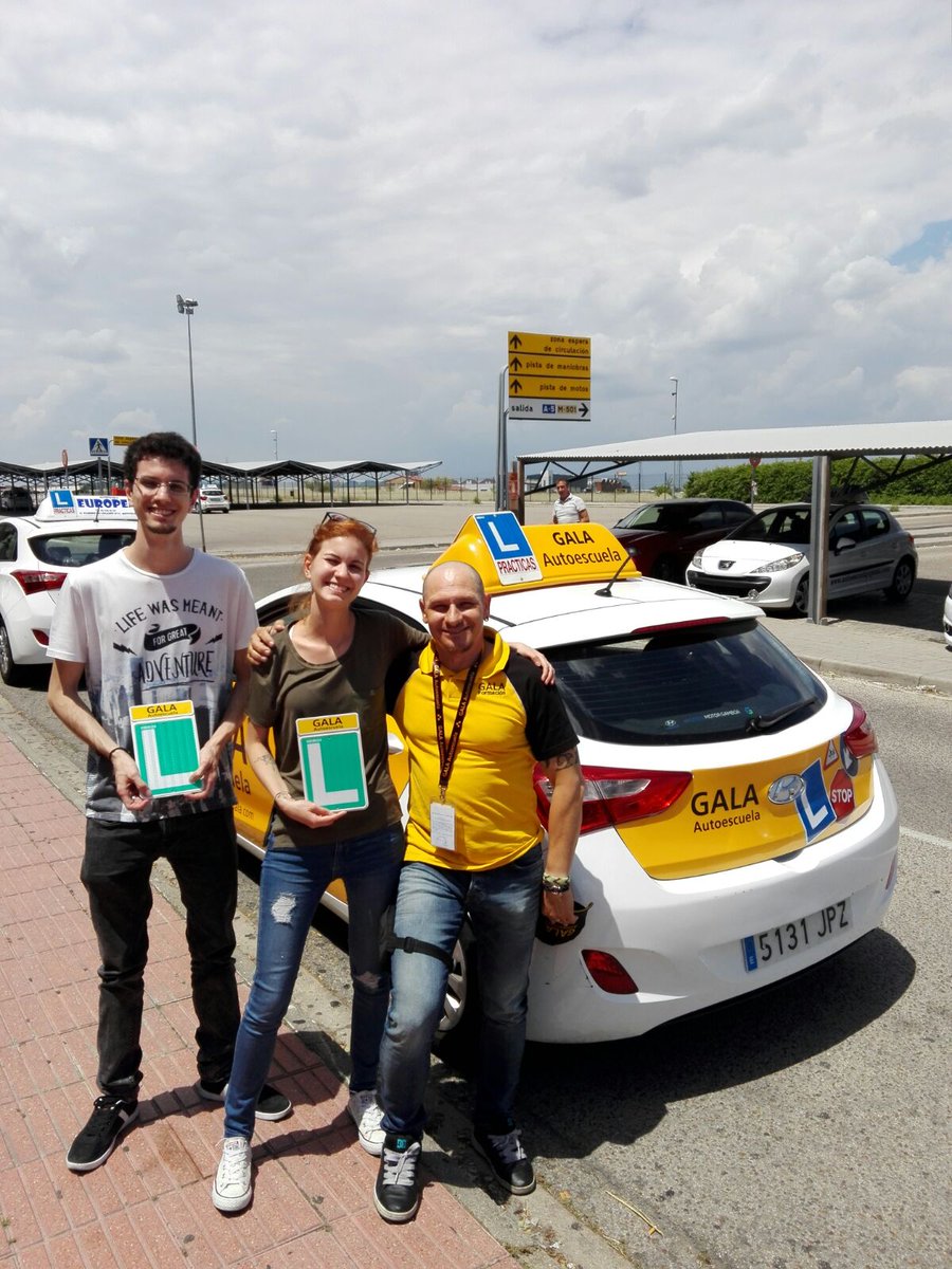 juanvk93's tweet photo. @autoescuelagala Mi hermana y yo a la primera con Joaquin, el mejor profesor #SorteoGala https://t.co/MtpJsfxEGv